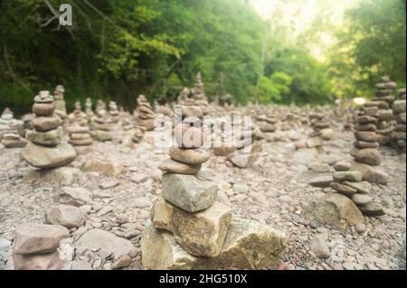 Endlose Anzahl von Felstürmen an der Seite eines Baches Stockfoto