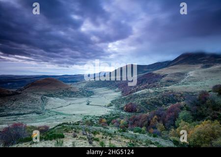 Wilde Herbstlandschaft der Auvergne bei Sonnenaufgang Mont Dore Auvergne Frankreich Stockfoto