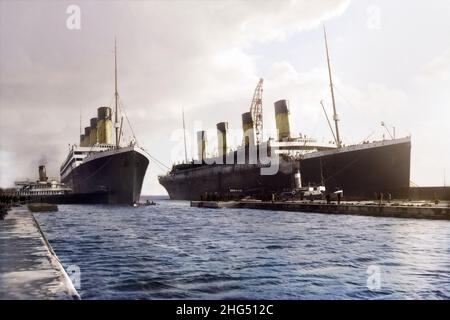 Das RMS Olympic verlässt das Trockendock und kehrt nach Reparaturen wieder in Betrieb. Das Schiff wurde zum letzten Mal mit seinem Schwesterschiff Titanic fotografiert. Stockfoto