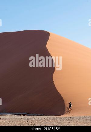 (220118) -- WINDHOEK, 18. Januar 2022 (Xinhua) -- das Foto vom 16. Januar 2022 zeigt einen Touristen, der die Dune 45 von Sossuvlei im Namib-Naukluft Nationalpark in Namibia besucht. Namibia verzeichnete von Januar bis Dezember 2021 einen Anstieg von 37,81 Prozent der Touristen im Vergleich zu den Zahlen von 2020, teilte ein Beamter am Dienstag mit. (Xinhua/Chen Cheng) Stockfoto