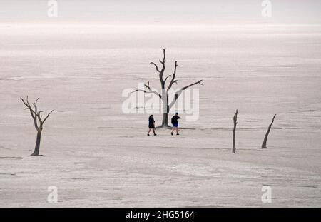 (220118) -- WINDHOEK, 18. Januar 2022 (Xinhua) -- das Foto vom 16. Januar 2022 zeigt Touristen, die am Toten Vlei des Namib-Naukluft Nationalparks in Namibia spazieren. Namibia verzeichnete von Januar bis Dezember 2021 einen Anstieg von 37,81 Prozent der Touristen im Vergleich zu den Zahlen von 2020, teilte ein Beamter am Dienstag mit. (Xinhua/Chen Cheng) Stockfoto