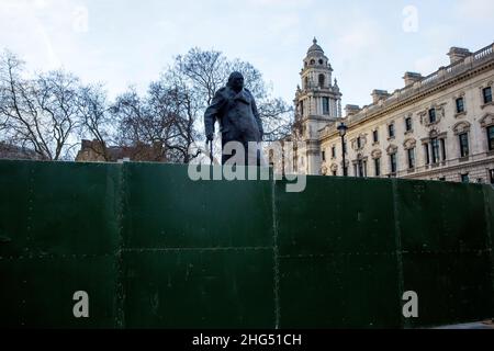 Die Statue des ehemaligen Premierministers Winston Churchill ist am Abend des Nachrichtenjahres auf dem Parliament Square in London zu sehen. Stockfoto