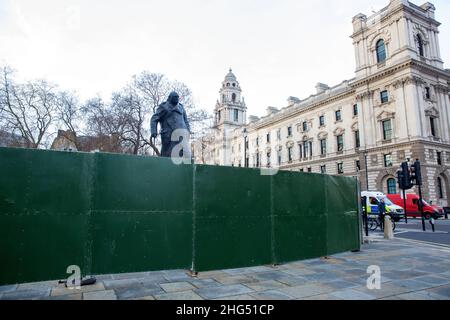 Die Statue des ehemaligen Premierministers Winston Churchill ist am Abend des Nachrichtenjahres auf dem Parliament Square in London zu sehen. Stockfoto