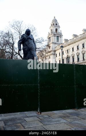 Die Statue des ehemaligen Premierministers Winston Churchill ist am Abend des Nachrichtenjahres auf dem Parliament Square in London zu sehen. Stockfoto