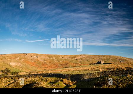 Ein Sommer-HDR der Gelben Häuser auf den Mooren über Arkle Town, Archengarthdale im Yorkshire Dales National Park, England. 14. Januar 2022 Stockfoto