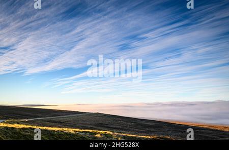 Ein Winter-HDR einer Wolkeninversion in Arkengarthdale, in der Nähe des Tan Hill Inn, North Yorkshire, England. 14. Januar 2022 Stockfoto