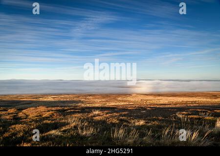 Ein Winter-HDR einer Wolkeninversion in Arkengarthdale, in der Nähe des Tan Hill Inn, North Yorkshire, England. 14. Januar 2022 Stockfoto