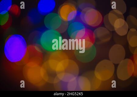 Bunte Lichter als Hintergrund, Bokeh, festlicher Hintergrund für Weihnachten, Neujahr Stockfoto