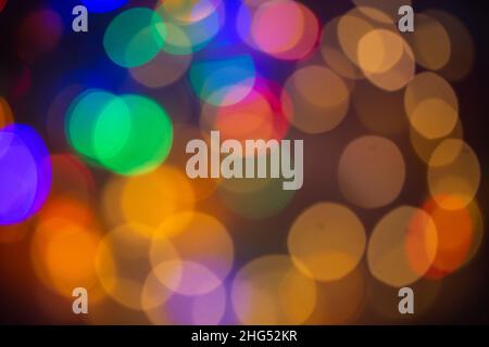 Bunte Lichter als Hintergrund, Bokeh, festlicher Hintergrund für Weihnachten, Neujahr Stockfoto