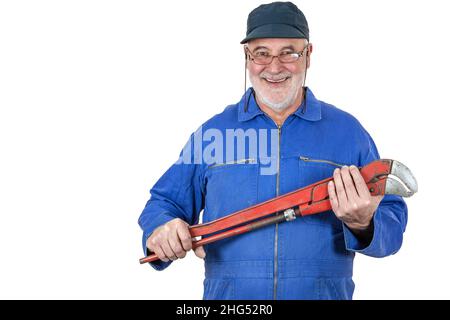 Alter erfahrener und freundlicher Klempner, mit seinem großen roten Rohrschlüssel Stockfoto