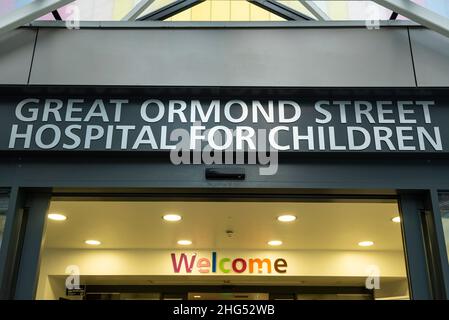 London, Großbritannien. 18. Januar 2022. Ein allgemeiner Blick auf das Äußere des Great Ormond Street Hospital. Es wird berichtet, dass die Sicherheitskräfte des weltberühmten Kinderkrankenhauses vom 7pm. Januar 18 bis zum 7am. 2 März sechs Wochen lang unter Koordination der Gewerkschaft United Voices of the World (UVW) eine Arbeitskampfmaßnahme ergreifen werden, um bessere Bedingungen zu fordern. Als ausgelagerte Arbeiter werden die Sicherheitskräfte nicht direkt vom NHS beschäftigt, sondern von einem privaten Unternehmen, Carlisle Security Services, das sich im Besitz des konservativen Gebers Lord Ashcroft befindet. Kredit: Stephen Chung / Alamy Live Nachrichten Stockfoto