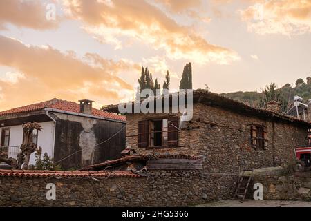 Landschaft von Dorfhäusern in Birgi, Odemis, Izmir. Kopieren Sie den Raum auf den Himmel mit Wolken. Stockfoto