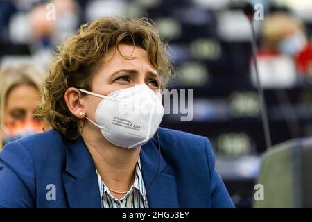 18. Januar 2022, Frankreich, Straßburg: Nicola Beer (FDP), Renew Europe Group, sitzt im Gebäude des Europäischen Parlaments während der Bekanntgabe des Ergebnisses der ersten Wahlrunde für den Vizepräsidenten des Europäischen Parlaments. Die Kandidaten für die Wahl des neuen Präsidenten des EU-Parlaments stellten sich im EU-Parlament vor, der maltesische Christdemokrat Metsola wurde gewählt. Foto: Philipp von Ditfurth/dpa Stockfoto