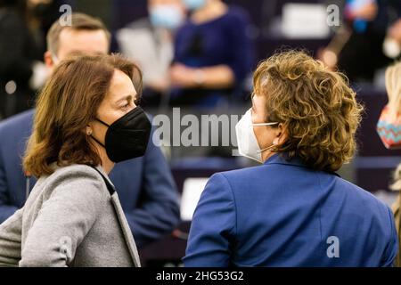 18. Januar 2022, Frankreich, Straßburg: Katarina Barley (l, SPD), S&D Fraktion, und Nicola Beer (r, FDP), Renew Europe Fraktion, stehen nach der Bekanntgabe der Ergebnisse der ersten Abstimmungsrunde für den Vizepräsidenten des Europäischen Parlaments zusammen. Die Kandidaten für die Wahl des neuen Präsidenten des EU-Parlaments stellten sich im EU-Parlament vor, der maltesische Christdemokrat Metsola wurde gewählt. Foto: Philipp von Ditfurth/dpa Stockfoto