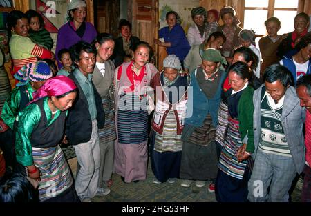 Bunte, glückliche Tibeter- und Sherpa-Frauen in traditioneller Kleidung tanzen auf einer Hochzeit. Solukhumbu, Nepal Stockfoto