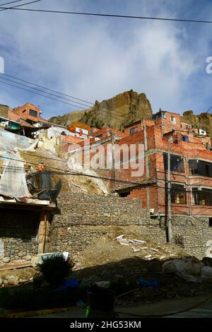 La Paz, Bolivien: Kommunale Arbeiter stabilisieren einen Hügel und beschädigte Häuser mit Käfigen gefüllt mit Felsen/Gabionen an einem Standort im Bezirk Tembladerani/Cotahuma. Unbefugte Ausgrabungen und Erdbewegungen durch einen der Grundstückseigentümer führten zum Einsturz eines Teils des Hügels. Viele von La Paz Hanggegenden wurden in instabilen Gebieten ohne entsprechende Genehmigungen oder Gebäudekontrollen gebaut. Senkungen und Erosion, die Erdrutsche und Einsturz von Häusern verursachen, sind häufig, besonders in der Regenzeit. Bei diesem Vorfall mussten 2 Häuser abgerissen werden, 6 weitere wurden stark betroffen. Stockfoto