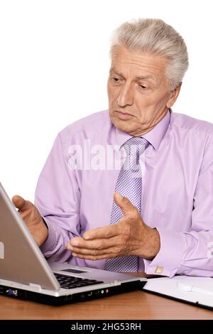 Emotionaler älterer Mann in formeller Kleidung mit Laptop Stockfoto