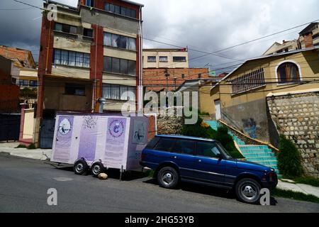 Range Rover Classic der ersten Generation mit 4 Türen und Food-Trailer zum Verkauf von Burgern, Ceviche und anderen peruanischen Meeresfrüchtegerichten, Sopocachi District, La Paz, Bolivien. Stockfoto