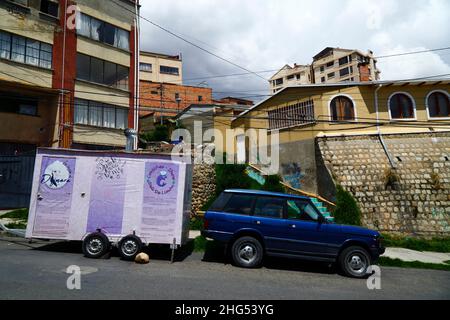 Range Rover Classic der ersten Generation mit 4 Türen und Food-Trailer zum Verkauf von Burgern, Ceviche und anderen peruanischen Meeresfrüchtegerichten, Sopocachi District, La Paz, Bolivien. Stockfoto