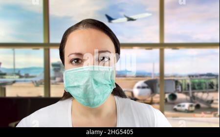 Flughafen kaukasische Frau Touristenflugzeug, das einen Flug in China mit Gesichtsmaske nimmt. Coronavirus Grippe Virus Reise Konzept Banner Panorama. Stockfoto