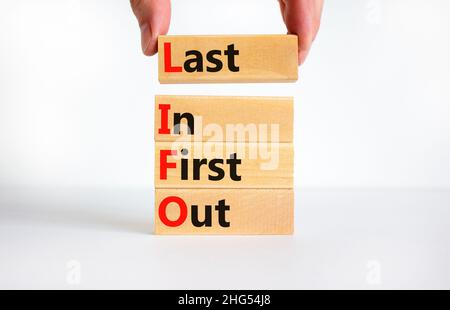 LIFO Last in First Out Symbol. Konzept Wörter LIFO dauern zuerst heraus auf hölzernen Blöcken. Schöne weiße Tabelle weißen Hintergrund. Geschäftsmann Hand. Bus Stockfoto