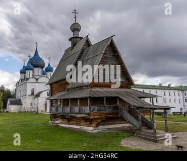 Susdal, Russland - 24. September 2019: Holzkirche St. Nikolaus an einem Herbsttag mit bewölktem Himmel, republika Tartastan, Russland. Stockfoto