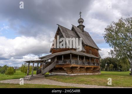 Susdal, Russland - 24. September 2019: Holzkirche St. Nikolaus an einem Herbsttag mit bewölktem Himmel, republika Tartastan, Russland. Stockfoto
