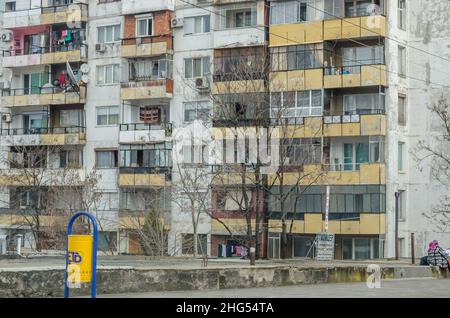 Große Βlock Wohnungen in einer armen Nachbarschaft. Armut in einem Balkanland. Südbulgarien. Stockfoto