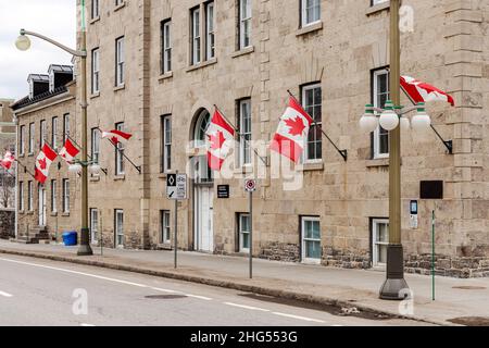 Ottawa, Kanada - 16. Dezember 2021: Gebäude der Canada School of Public Service mit kanadischen Flaggen im Stadtzentrum von Ottawa in Kanada Stockfoto