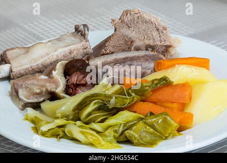 Hausgemachter portugiesischer Eintopf „Cozido a portuguesa“ mit Rindfleisch und Schweinefleisch, serviert mit gekochten Kartoffeln und Gemüse. Traditionelles portugiesisches Gericht Stockfoto