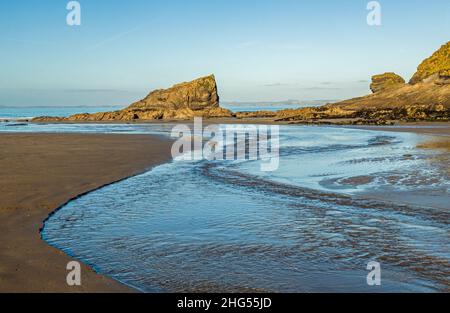 Das Krokodil und der Lion Rock am Broad Haven North Beach an der Pembrokeshire-Küste im Westen von Wales Stockfoto