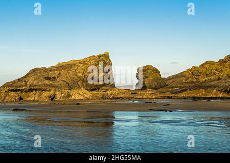 Das Krokodil und der Lion Rock am Broad Haven North Beach an der Pembrokeshire-Küste im Westen von Wales Stockfoto