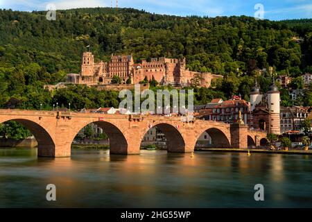 Historisches Schloss und die Alte Brücke in Heidelberg, Deutschland, aufgenommen in warmen Sommerabenden Sonnenlicht Stockfoto