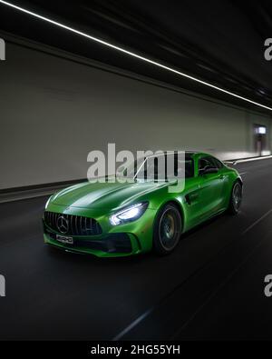 Grüner Mercedes AMG GTR, Rollschuss, Fahrwagen, Vorderansicht Stockfoto