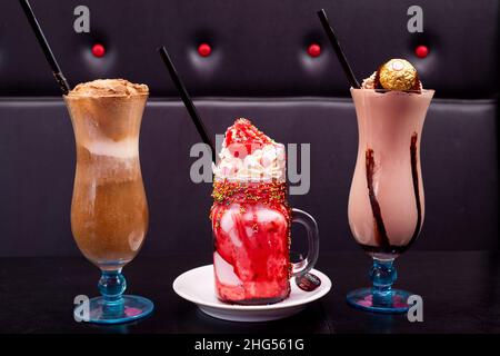 Sheffield UK – 4. Juli 2018: Drei charakteristische Eisbecher mit ferrero-Schokolade, Kaffee und Erdbeere von Sundaes Gelato, Glossop Road Stockfoto