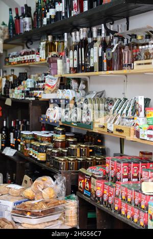 Trujillo. Einkaufen Sie mit traditionellen bunten lokalen Produkten in der Nähe der Plaza Major, Provinz Caceres, Extremadura, Spanien. Vollformat. Keine Personen. Stockfoto