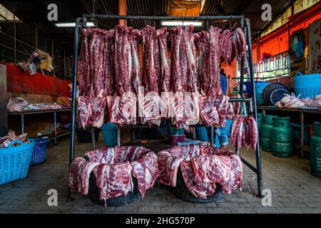 Bangkok, Thailand. 18th Januar 2022. Eine Ausstellung von frisch geschlachtetem Schweinefleisch vor dem Verkauf auf einem Markt in Bangkok.Arbeiter auf dem Bangkok Noi-Großmarkt bereiten am 18. Januar 2022 frisch geschlachtetes Schweinefleisch zum Verkauf vor. Aufgrund von Lieferengpässen, Marktspekulationen und einem möglichen Ausbruch der Afrikanischen Schweinepest steigen die Schweinefleischkosten in Thailand in die Höhe, was den Preis für Grundnahrungsmittel in die Höhe schiessen lässt. Die schnelle Inflation hat zu einem plötzlichen landesweiten Anstieg von Lebensmitteln von der Straße bis zum Supermarkt geführt. Kredit: SOPA Images Limited/Alamy Live Nachrichten Stockfoto