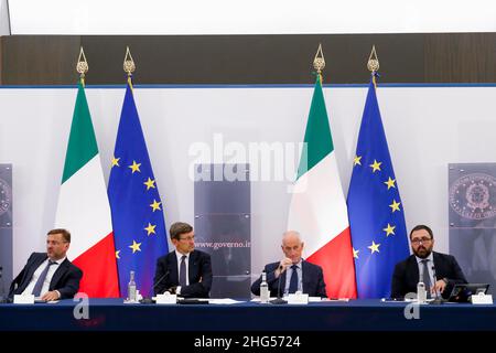 Italien, Rom, 7. September 2021 : (L) Roberto Baldoni (Direktor der neuen „Nationalen Agentur für Cybersicherheit“) Vittorio Colao (Minister für Technologie Stockfoto