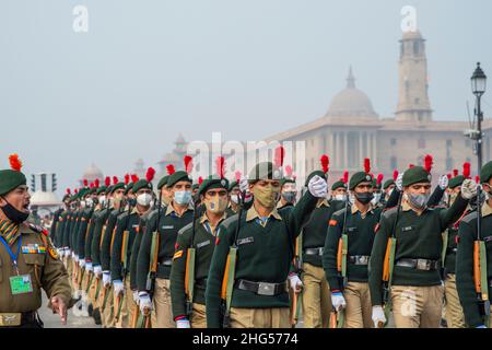 Neu-Delhi, Indien. 18th Januar 2022. Die Kadetten des Nationalen Kadettenkorps (NCC) marschieren auf Rajpath während der Probe für die bevorstehende Parade am Tag der Republik 73rd in Vijay Chowk. Kredit: SOPA Images Limited/Alamy Live Nachrichten Stockfoto