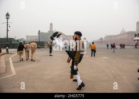 Neu-Delhi, Indien. 18th Januar 2022. Indische Armeesoldaten stampfen bei der Probe für die bevorstehende Parade zum Republic Day 73rd in Vijay Chowk, Neu-Delhi, auf die Füße.Indische Geheimdienste haben eine Warnung über einen möglichen Terrorplan am Republic Day erhalten, der das Leben von Premierminister Narendra Modi und anderen Würdenträgern bedrohte. Kredit: SOPA Images Limited/Alamy Live Nachrichten Stockfoto