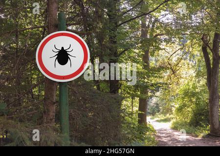Warnschild Vorsicht vor Zecken in befallenen Bereich im Wald. Stockfoto