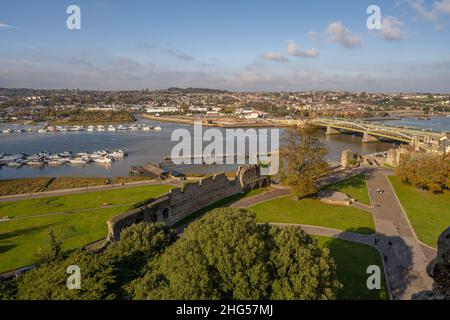 Blick über den Medway von Rochester Castle mit Rochester Bridge auf der RHS Stockfoto