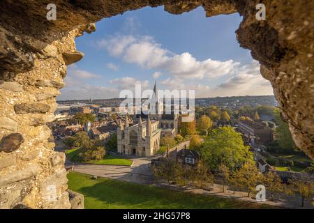 Blick von der Spitze des Rochester Castle auf die Rochester Cathedral Stockfoto