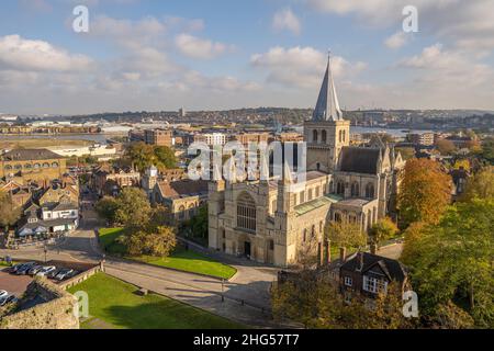 Blick von der Spitze des Rochester Castle auf die Rochester Cathedral Stockfoto