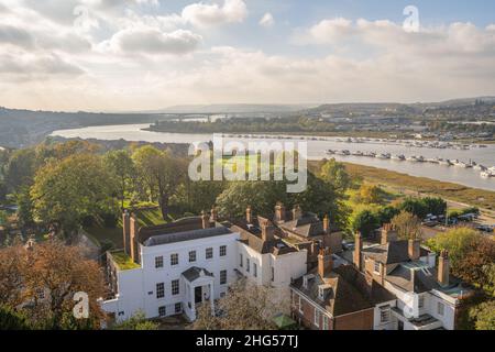 Blick auf den Fluss Medway in Richtung der Autobahnbrücke m2 von der Spitze des Rochester Castle Stockfoto