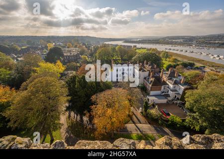 Blick auf den Fluss Medway in Richtung der Autobahnbrücke m2 von der Spitze des Rochester Castle Stockfoto