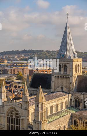 Blick von der Spitze des Rochester Castle auf die Rochester Cathedral Stockfoto