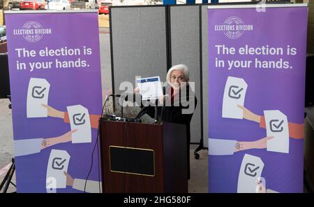 Austin, TX, USA. 18th Januar 2022. DANA DEBAUVOIR, Wahlkauffrau von Travis County, Texas, hält eine morgendliche Pressekonferenz ab, um die angeblichen Schwierigkeiten bei der Abstimmung per Post und neue Beschränkungen für Wählerregistrierungen zu verunglimpen. Debauvoir sagt, dass das Büro des texanischen Außenministers ihr und anderen Bezirksbeamten, die Probleme mit der Post bei den Stimmzetteln haben, nicht hilfreich gewesen sei. (Bild: © Bob Daemmrich/ZUMA Press Wire) Stockfoto