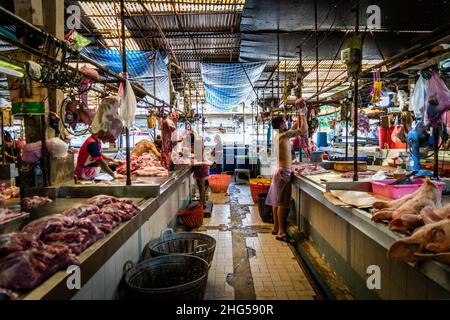 Bangkok, Thailand. 18th Januar 2022. Arbeiter schlachten und verpacken Schweinefleisch, bevor es auf dem Markt verkauft wird.Arbeiter auf dem Großmarkt Bangkok Noi bereiten am 18. Januar 2022 frisch geschlachtetes Schweinefleisch zum Verkauf vor. Aufgrund von Lieferengpässen, Marktspekulationen und einem möglichen Ausbruch der Afrikanischen Schweinepest steigen die Schweinefleischkosten in Thailand in die Höhe, was den Preis für Grundnahrungsmittel in die Höhe schiessen lässt. Die schnelle Inflation hat zu einem plötzlichen landesweiten Anstieg von Lebensmitteln von der Straße bis zum Supermarkt geführt. (Foto von Matt Hunt/SOPA Images/Sipa USA) Quelle: SIPA USA/Alamy Live News Stockfoto