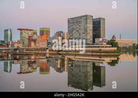 Morgengrauen im Medienhafen Düsseldorf, Nordrhein-Westfalen, Deutschland Stockfoto